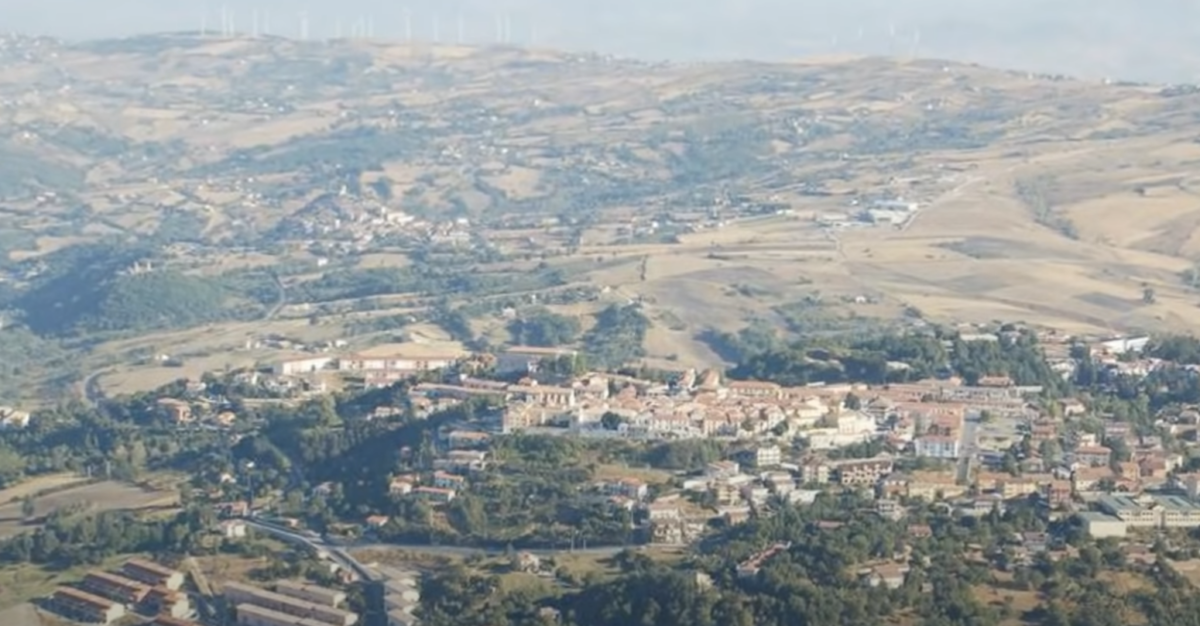 Avellino, tenta il suicidio all’arrivo della polizia a Sant'Angelo dei Lombardi: arrestato