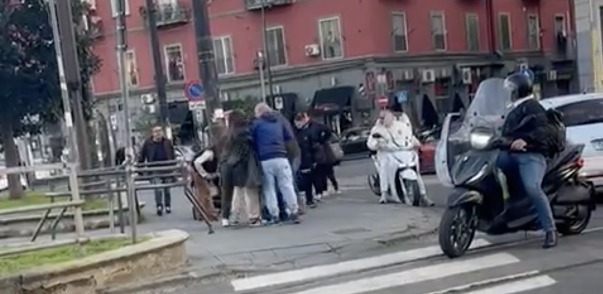 Napoli, rissa tra donne a Piazza Nazionale tra calci, pugni e insulti | VIDEO