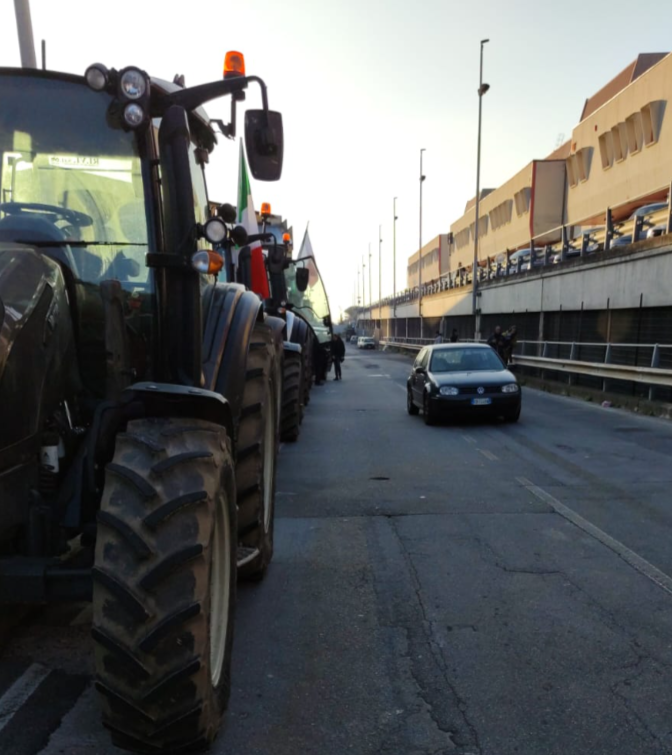 Protesta agricoltori, i trattori arrivano a Sanremo: fermi a Arma di Taggia in attesa di poter entrare