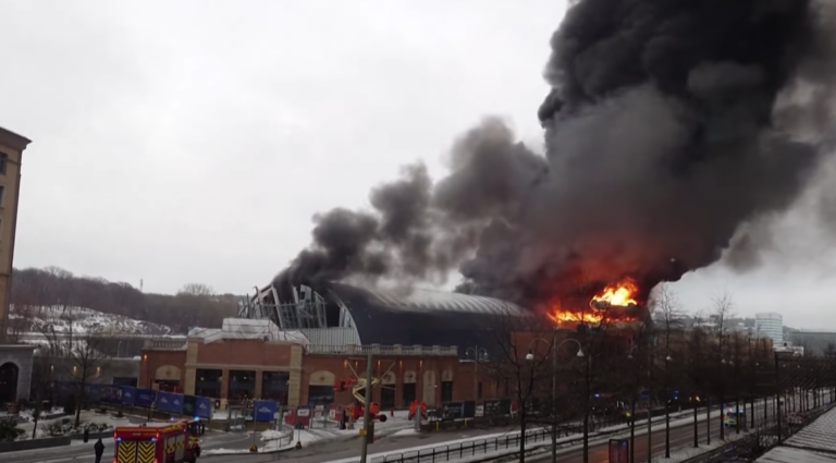 Svezia, incendio nel parco divertimenti di Göteborg: 12 feriti, evacuato il quartiere | VIDEO