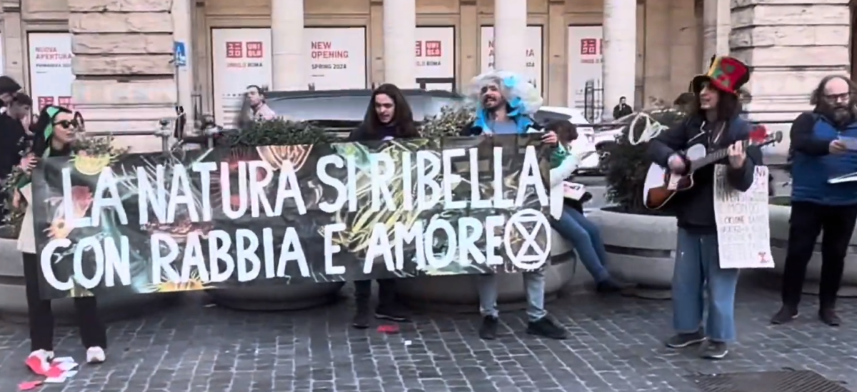 Roma, esponenti di Extinction Rebellion cantano una serenata sull'ambiente davanti Palazzo Chigi | FOTO e VIDEO