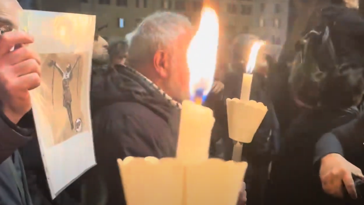 Caso Salis, la fiaccolata per chiederne la liberazione. ANPI e opposizioni: "Preoccupati per le condizioni di Ilaria" | VIDEO