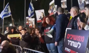 manifestanti in protesta bloccano Tel Aviv