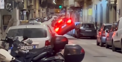 Bari, Suv sale sulle auto parcheggiate a bordo strada nella notte: il VIDEO