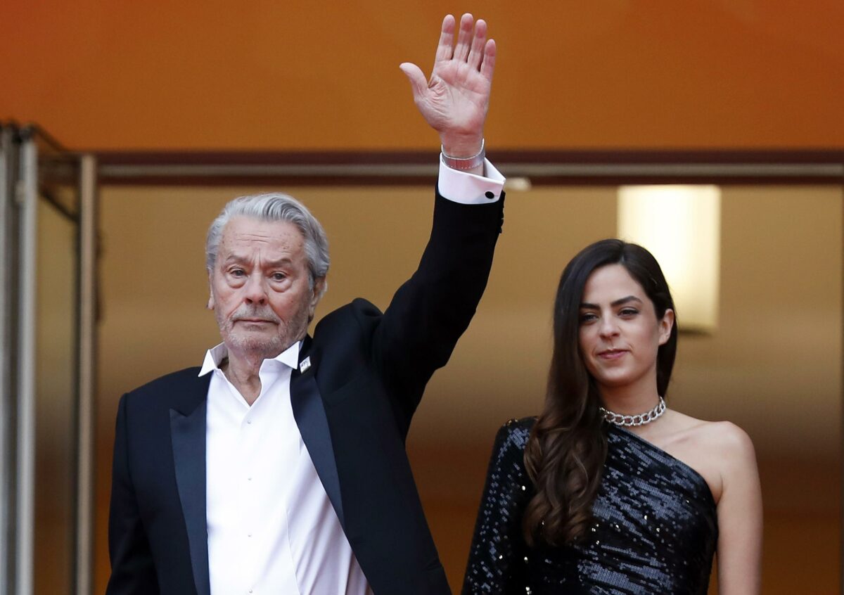 Sequestro di armi ad Alain Delon, i figli si accusano tra loro. Anouchka: "Lasciatelo morire in pace"