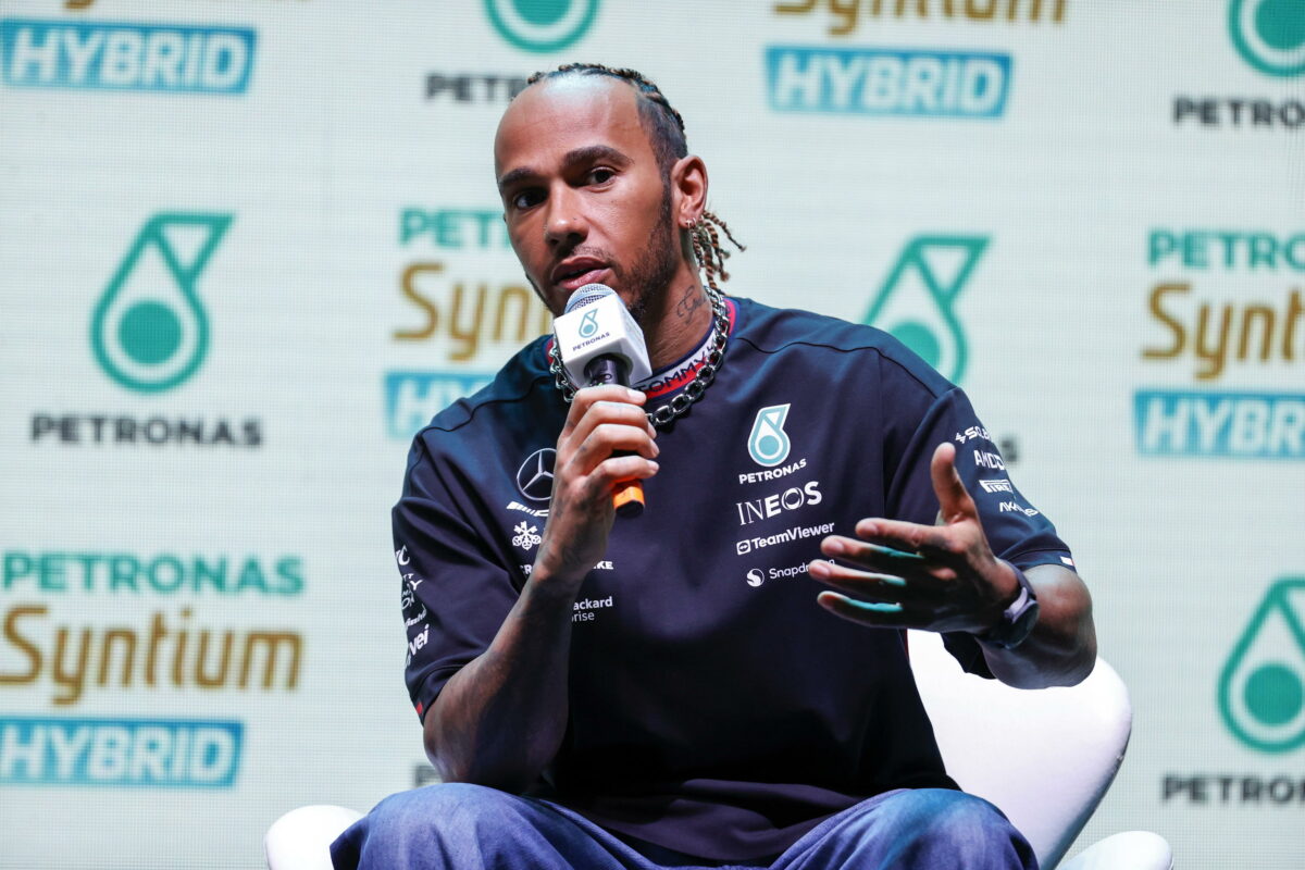 F1, ufficiale il colpaccio Ferrari: Lewis Hamilton correrà con la Rossa