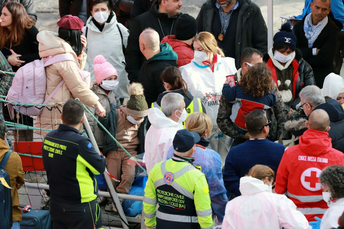 Migranti, la Ocean Viking sbarca a Livorno con a bordo 71 persone: ci sono nove minori