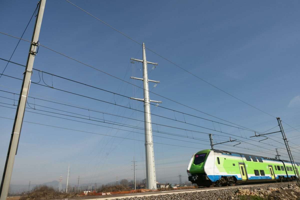 Pavia, trovato cadavere vicino alla ferrovia di Vigevano: indagini in corso