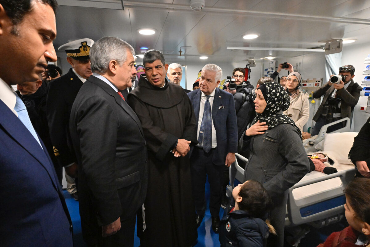 Arrivata la Nave Vulcano con i bimbi palestinesi, ad accoglierli il ministro Tajani. Crosetto: "Nuovi trasferimenti nei prossimi giorni"