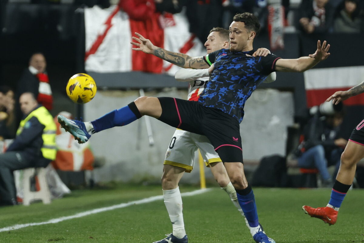 Follia durante Rayo Vallecano-Siviglia: Ocampos molestato da un tifoso