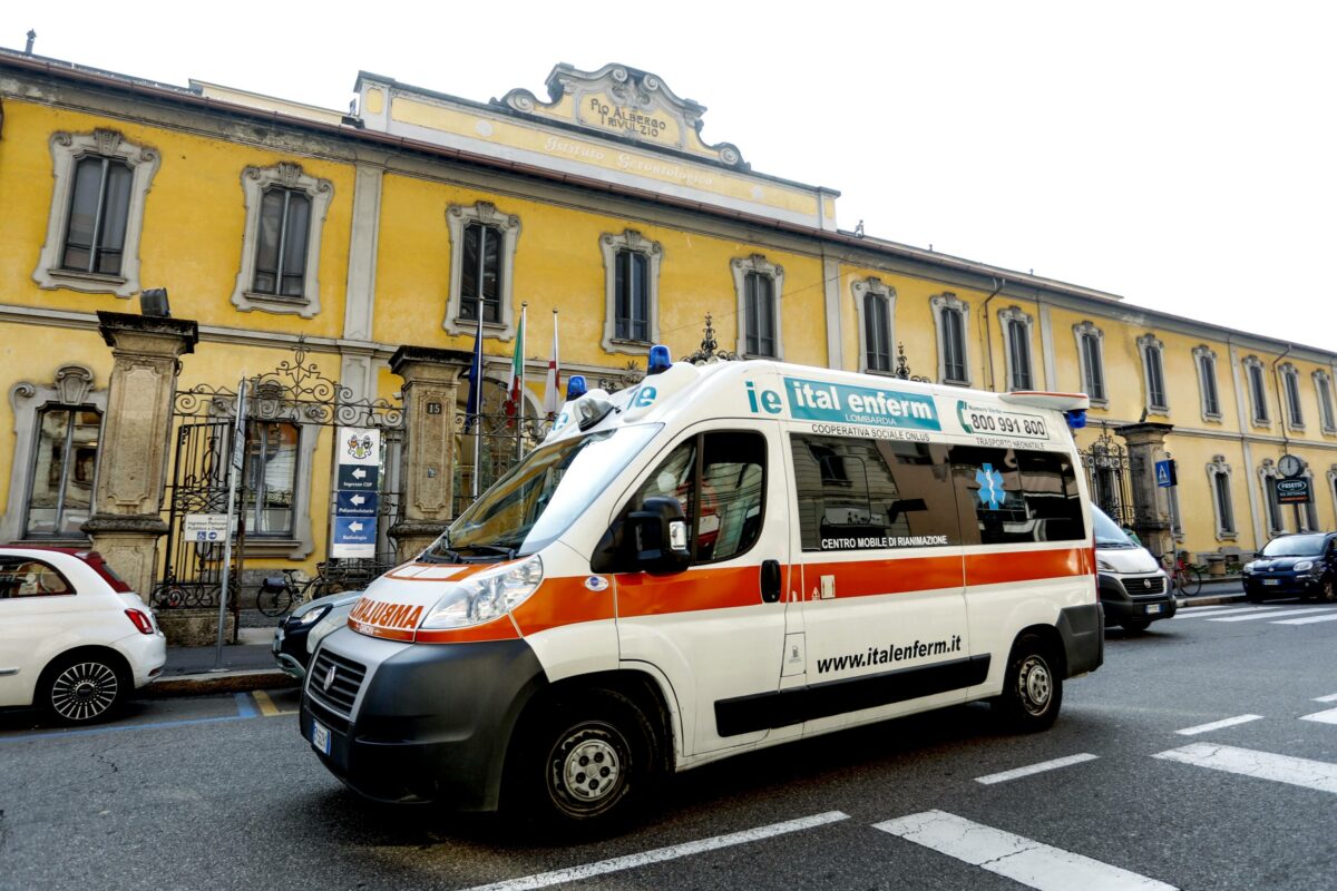 Milano, accoltellato un 15enne in una scuola a Pieve Emanuele: è in codice rosso, bloccato l'aggressore