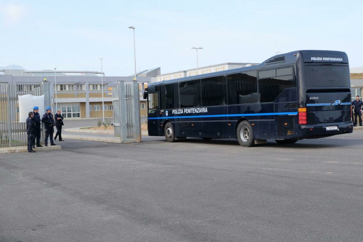 Cagliari, detenuto appicca un incendio nella sua cella nel carcere di Uta: quattro agenti intossicati