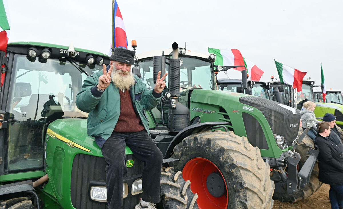 Proteste agricoltori, i trattori invadono la via Salaria: domani la manifestazione a Roma