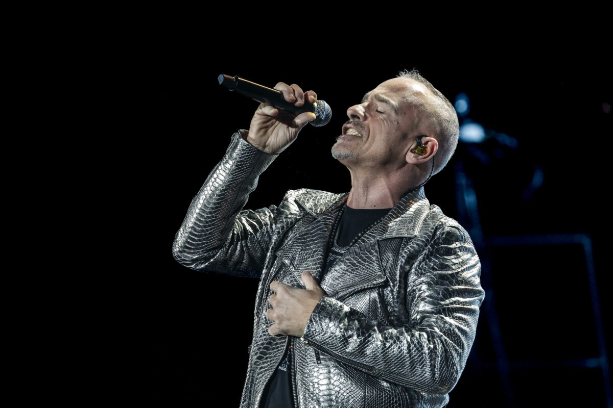 Sanremo 2024, Eros Ramazzotti all'Ariston con Terra Promessa: "Milioni di bambini non vedranno mai la terra promessa", il messaggio di pace del cantante romano