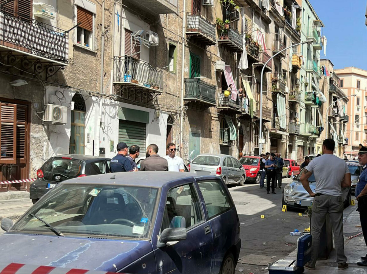 Palermo, incidente in via del Fante: auto si ribalta, in corso i rilievi