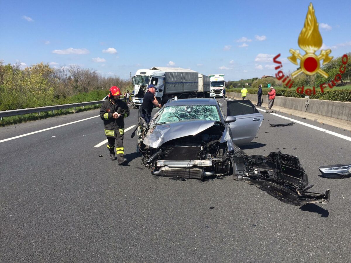 Trento, tragico incidente sulla statale 43dir in Val di Non: scontro tra auto e camion, grave 64enne