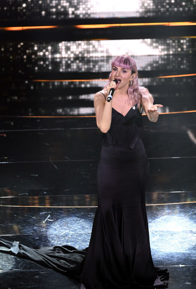 Sanremo 2024, Arisa sul Suzuki Stage canta "La notte" in una versione originale: testo e significato del brano