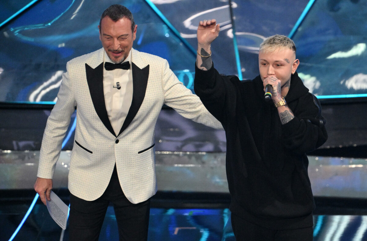 Lazza Sanremo 2024: "Cento messaggi" arriva a sorpresa con l'inedito sul palco dell'Ariston