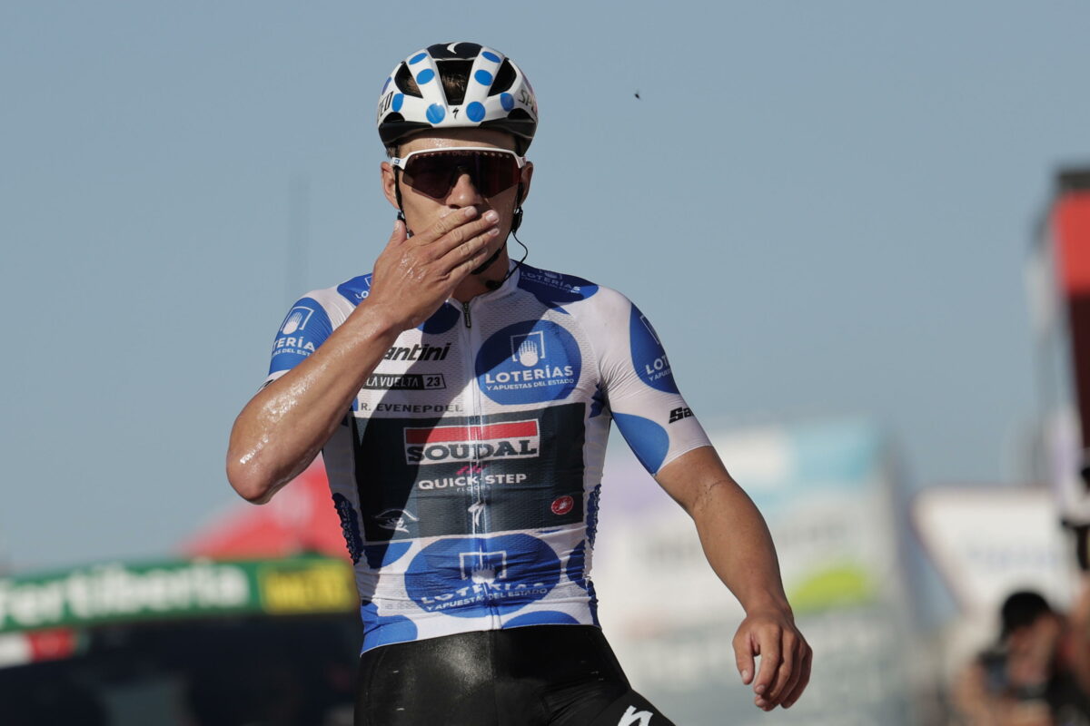 Evenepoel, show: 50 km di fuga e vittoria alla Figueira Classic