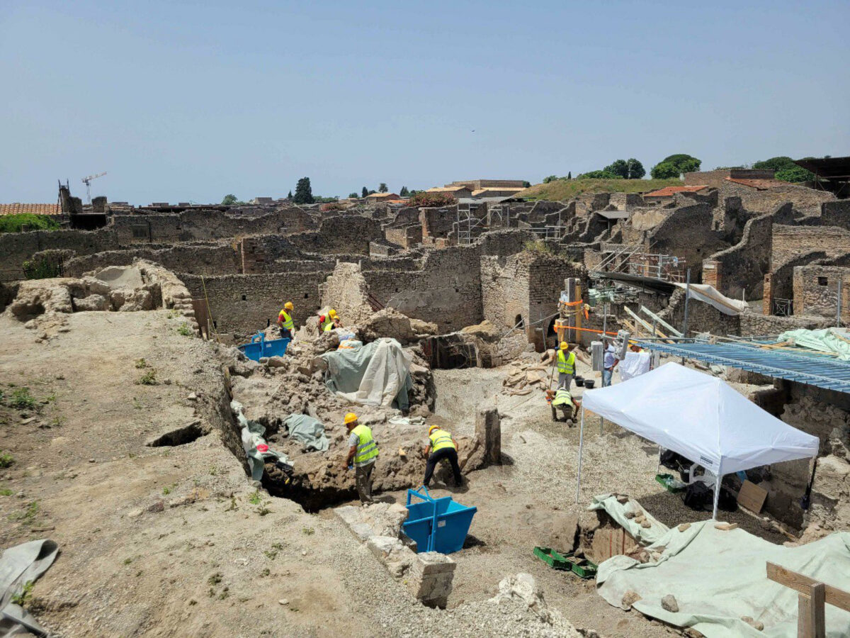 Pompei, beccati sul lavoro mentre dormivano: divieto di dimora per due dipendenti