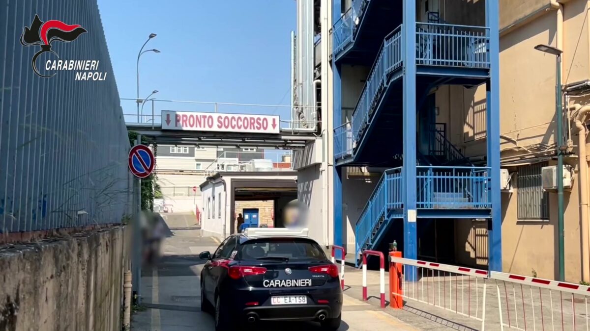 Napoli, rincorreva i figli con le forbici in mano a Sant’Antimo: madre arrestata per maltrattamenti in famiglia