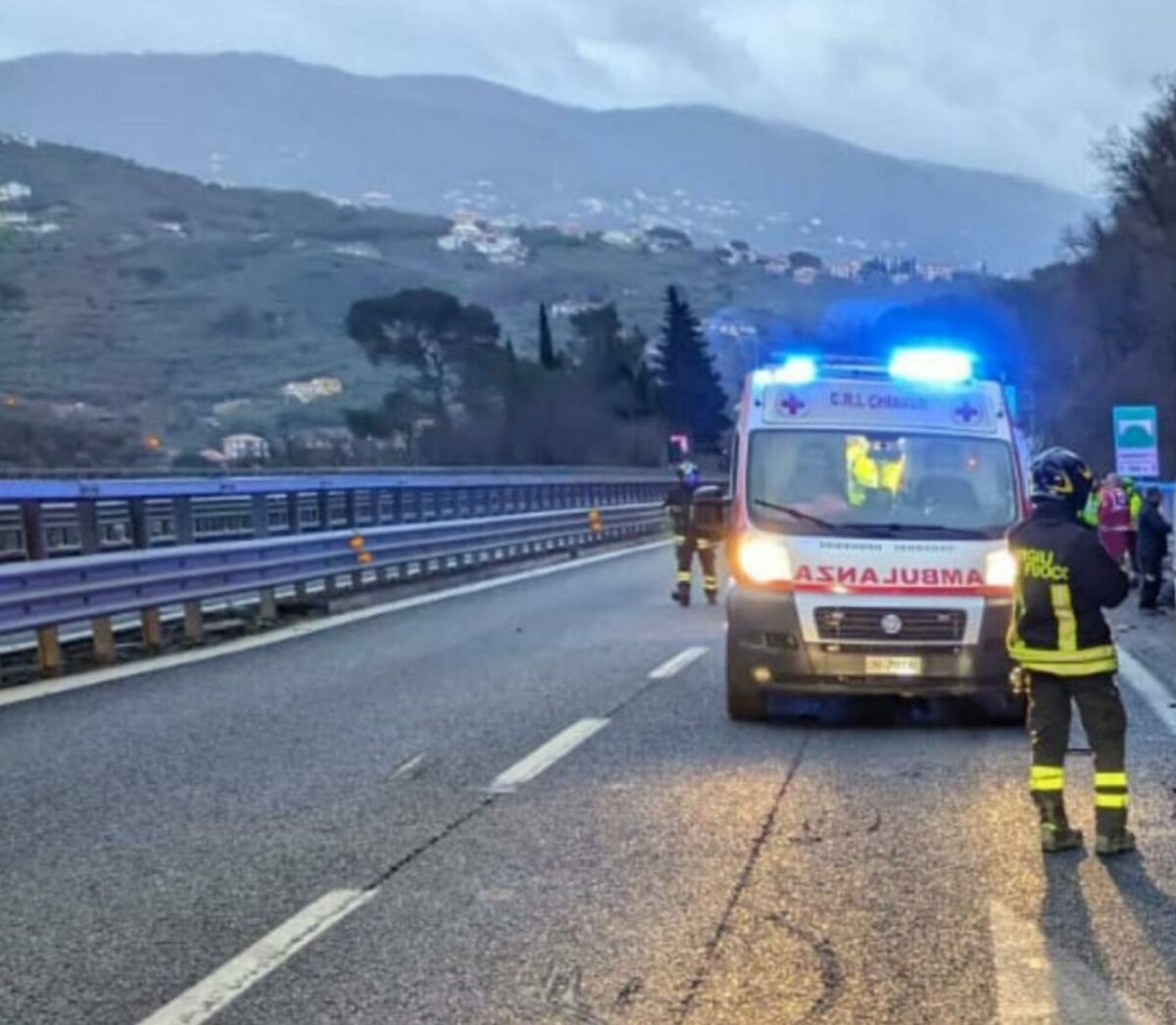 Lecco, incidente a Casatenovo: auto si ribalta a Cascina Bracchi, quattro persone coinvolte