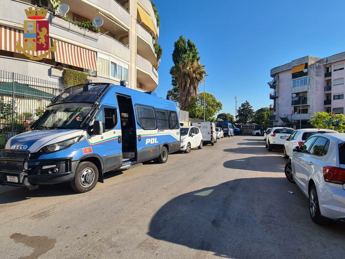 Roma, pomeriggio violento al centro commerciale Gulliver di Ottavia. Rissa tra due ragazzine: calci e pugni. Coetanei provano a dividerle | VIDEO