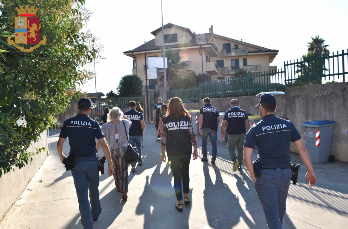 Ragusa, tentata violenza sessuale su una 16enne: arresto per un 26enne