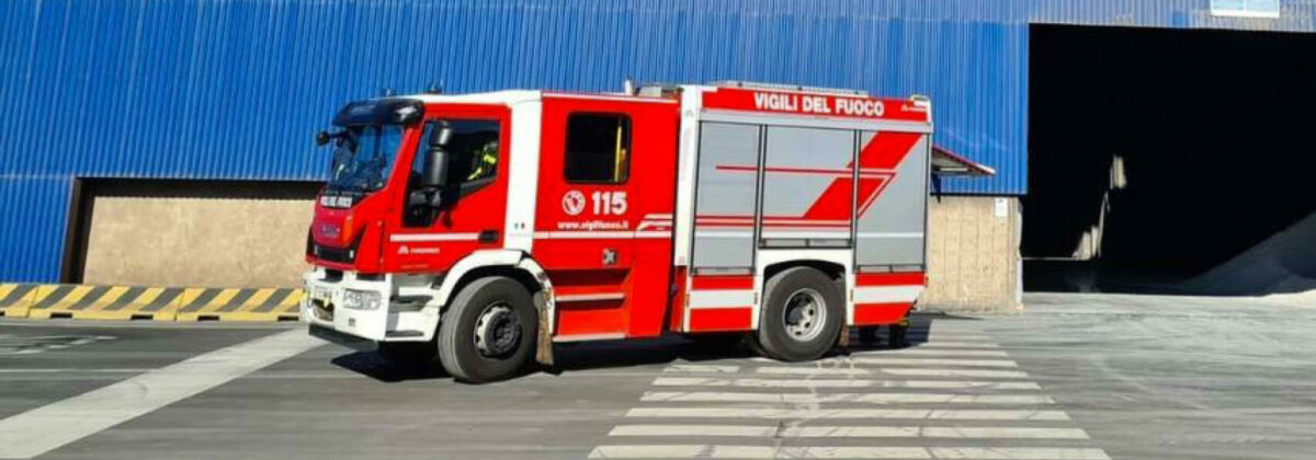 Milano, incendio in una chiesa a Rozzano: intervento dei Vigili del Fuoco