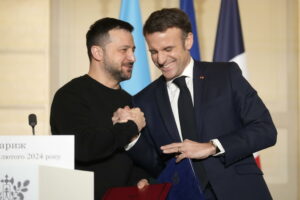 Zelensky-macron-firmano-accordo-sicurezza-parigi