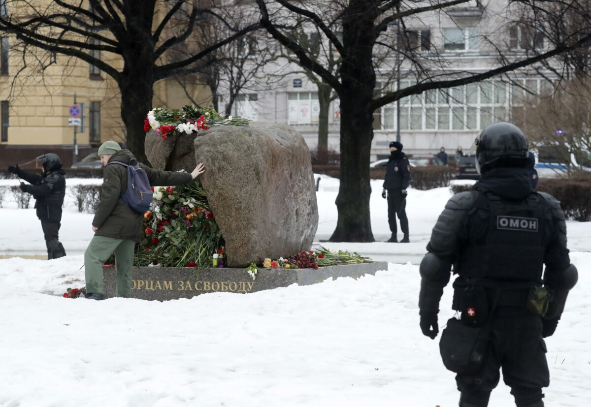 Russia, più di 400 persone arrestate mentre rendevano omaggio a Navalny