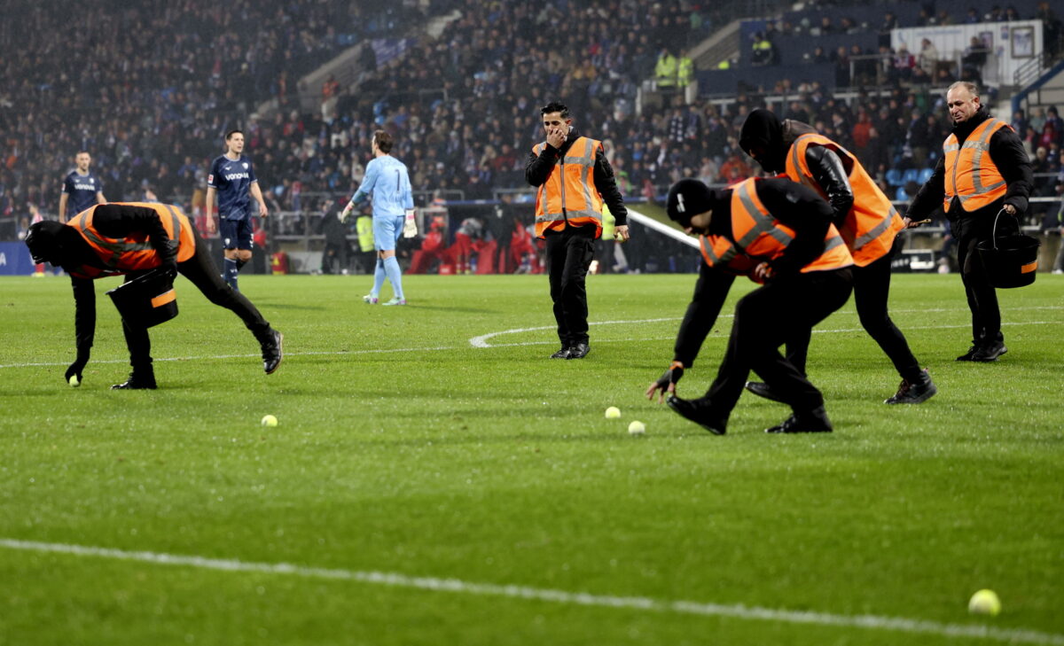 Bayern Monaco, palline da tennis in campo: partita sospesa per protesta, poi la sconfitta col Bochum