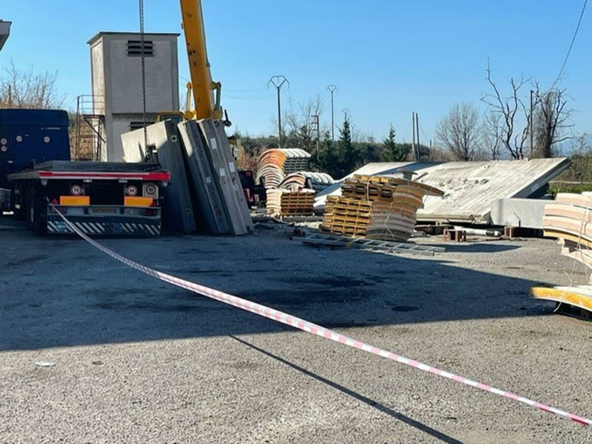 Napoli, incidente sul lavoro a Casalnuovo: precipita da tre metri, morto operaio 35enne