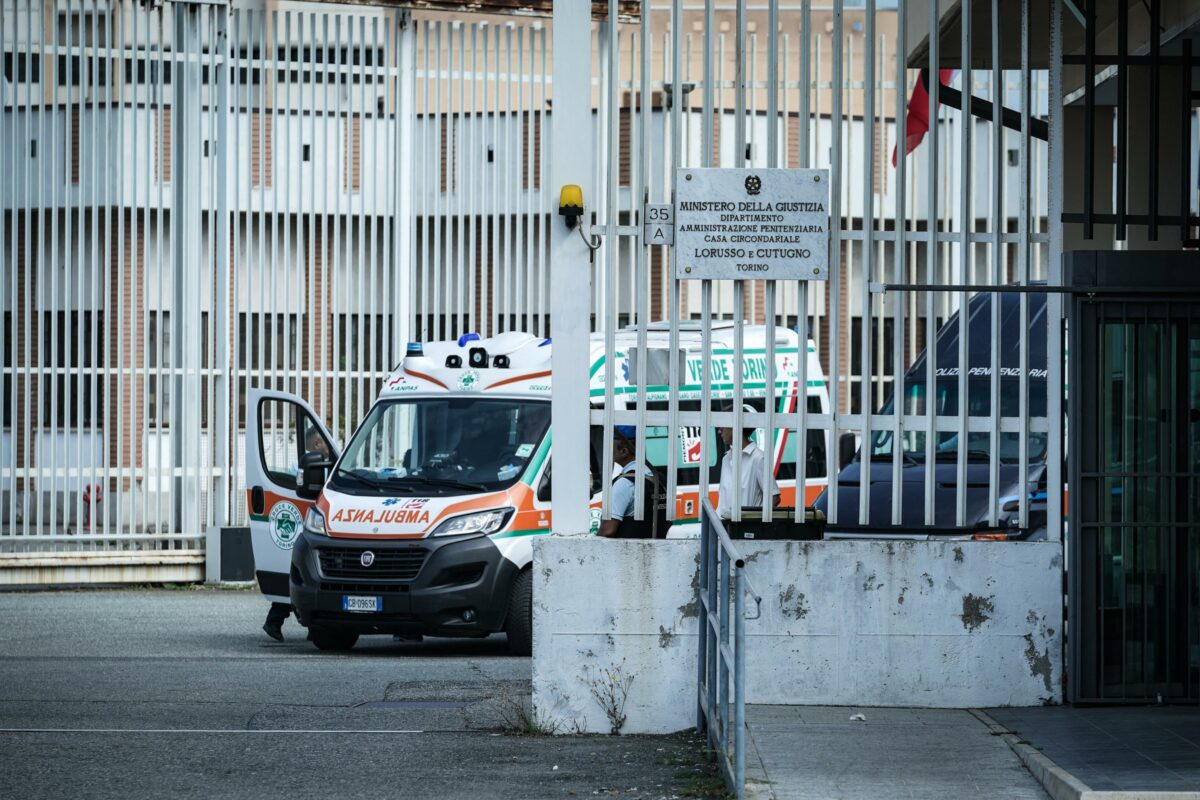 Torino, detenuta appicca incendio nel carcere Lorusso e Cutugno: sei agenti intossicate