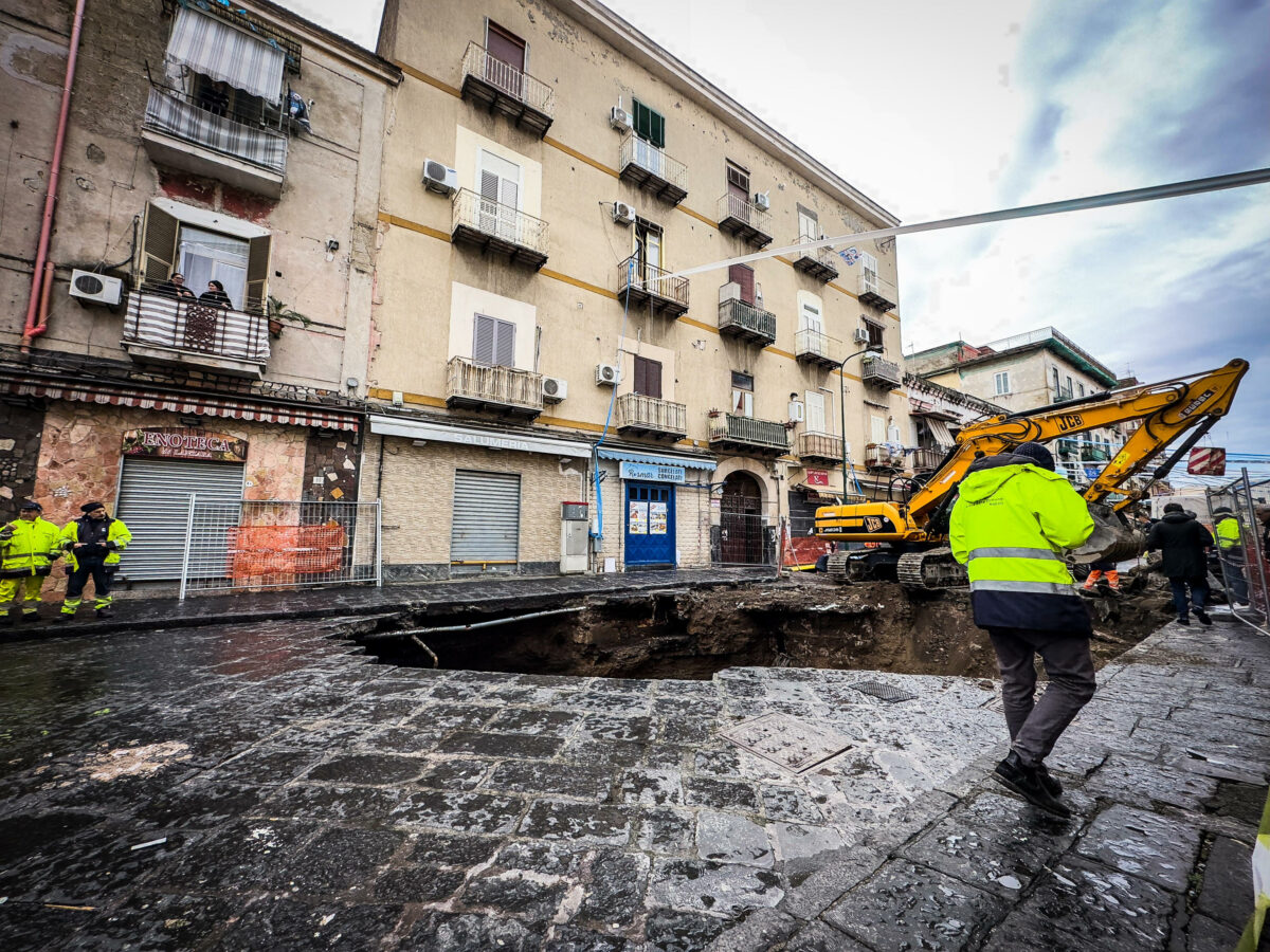 Napoli, paura al Vomero: voragine si apre in strada e inghiotte due auto | VIDEO