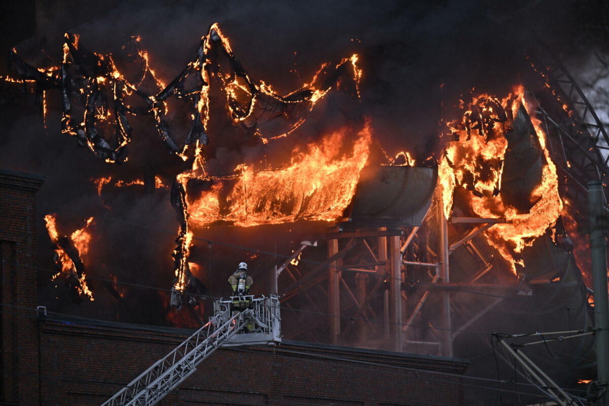 Latina, incendio all'azienda Stradaioli di Aprilia: vigili del fuoco al lavoro