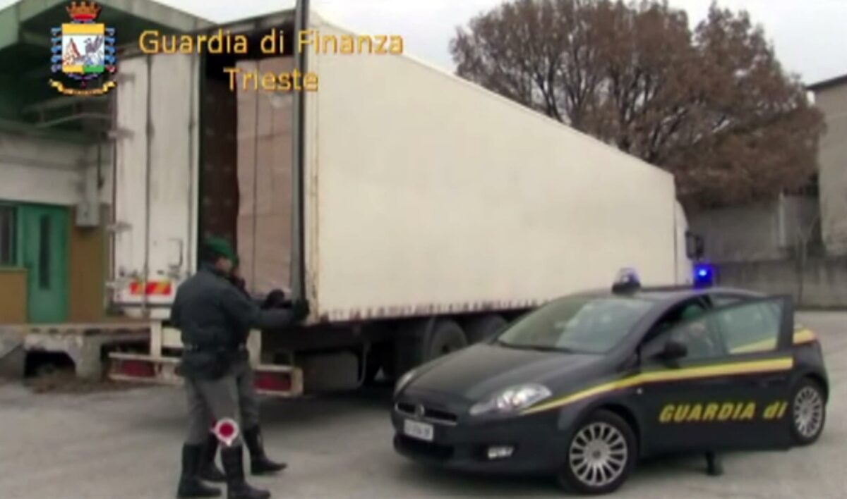 Contrabbando a Trieste, sequestrati 300 kg di sigarette