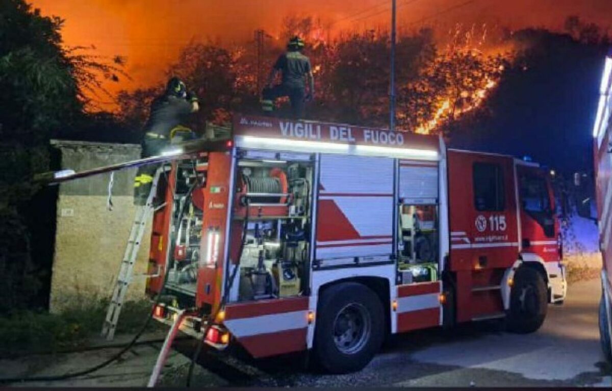 Messina, incendio a Milazzo: distrutta una rosticceria di Olivarella, indagini in corso