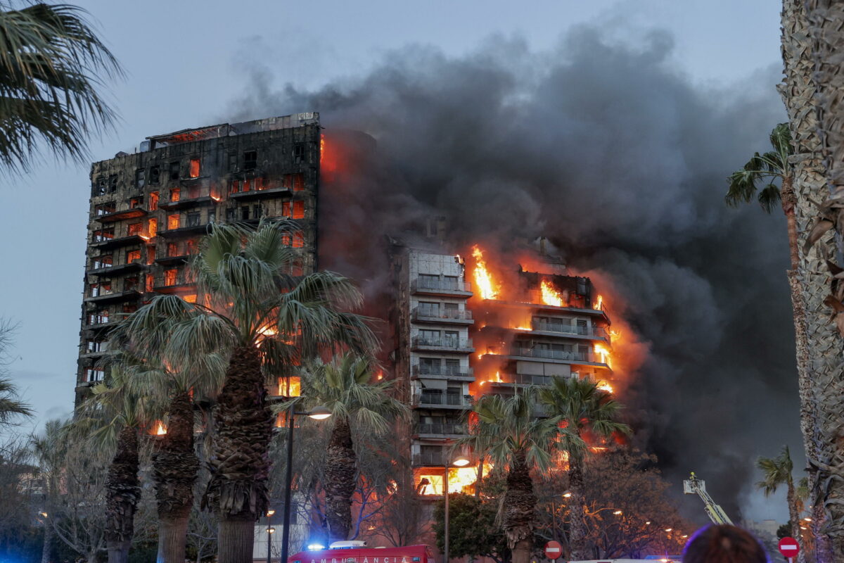 Liga, la decisione sull'incendio a Valencia: due partite rinviate e 1 minuto di silenzio in segno di lutto