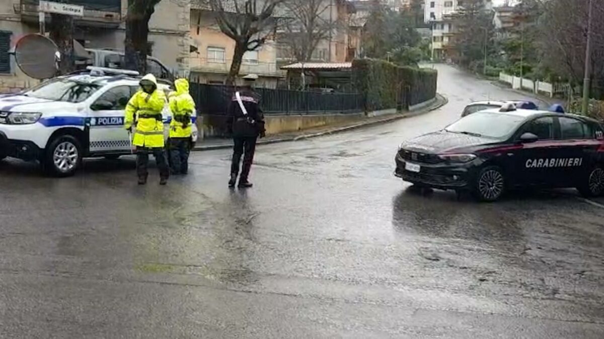 Modena, ex carabiniere armato barricato in casa a Pavullo: si è arreso dopo ore di trattative