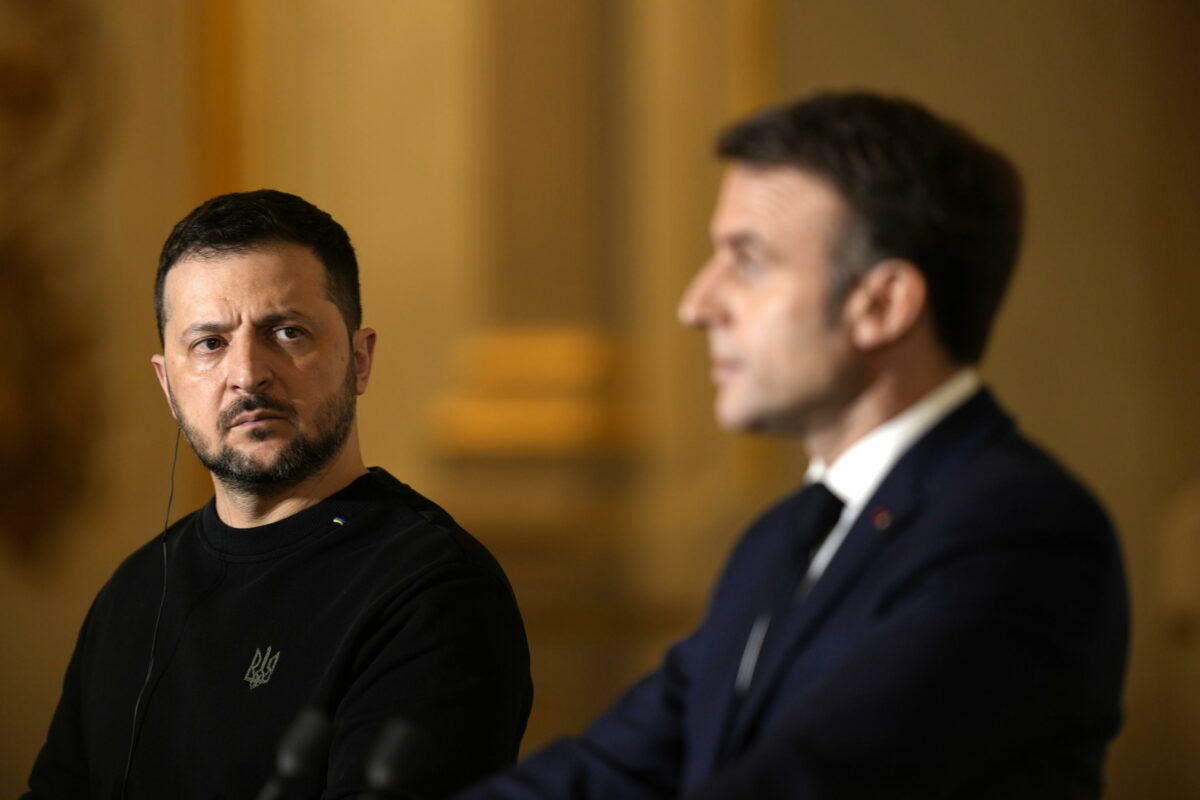 Parigi, conferenza stampa con 20 leader mondiali in sostegno dell'Ucraina. Macron: "Manderemo un messaggio chiaro alla Russia"