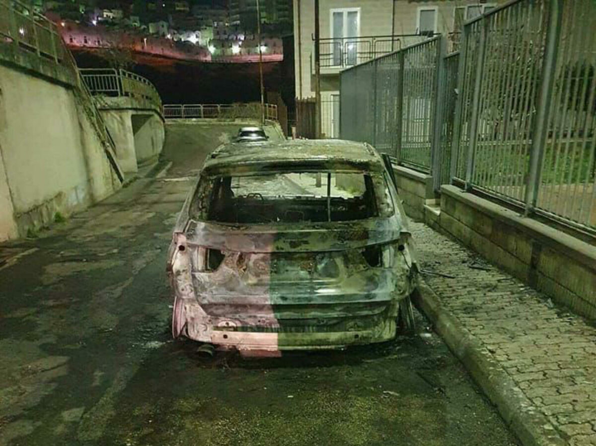 Caserta, incendiata l'auto del parroco a Sant'Andrea del Pizzone. Il sindaco: "Atto camorrista e intimidatorio"