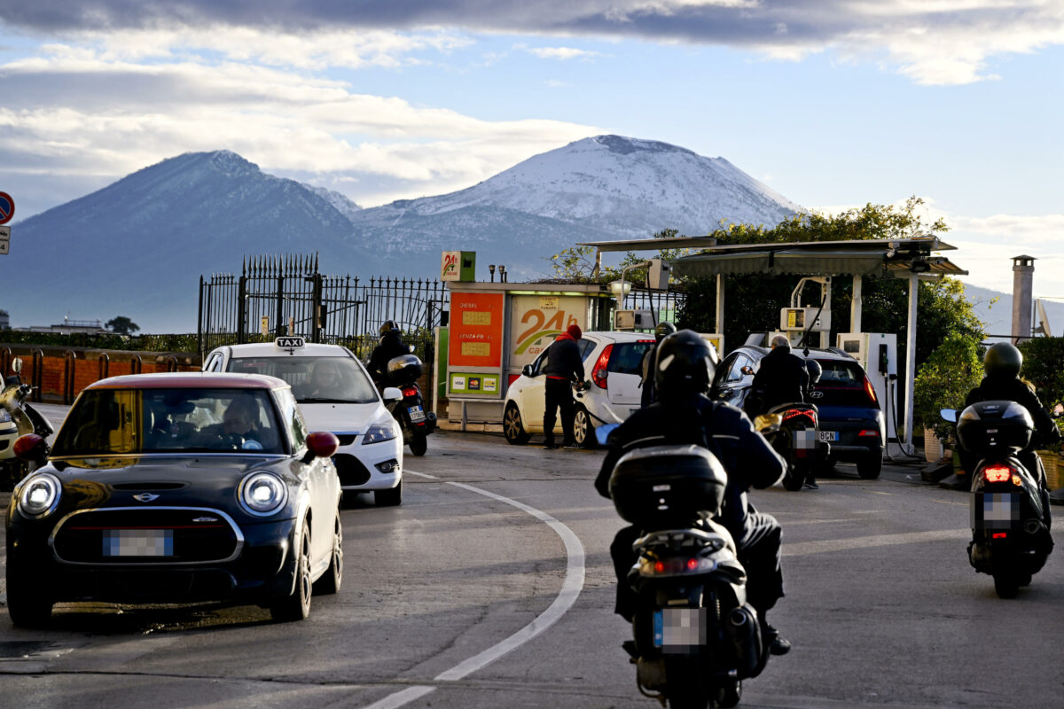 Napoli, giravano su uno scooter senza assicurazione e con un coltello e proiettili: fermati due 15enni