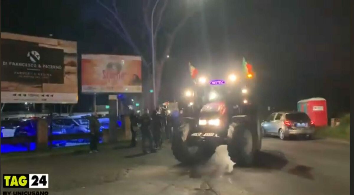 Proseguono le proteste degli agricoltori, i primi trattori arrivano a Roma | VIDEO