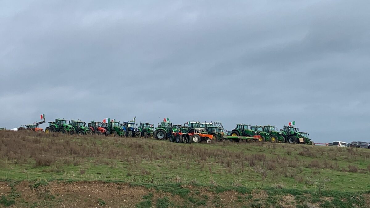 Corteo sul Gra di Roma, attesi 400 trattori. Leader agricoltori abruzzesi: “Aspettiamo la convocazione del ministro dell’Agricoltura”