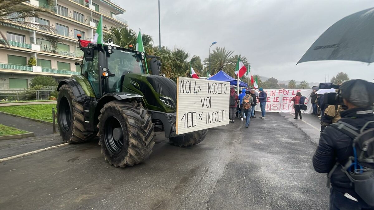 Protesta trattori a Sanremo, gli agricoltori: "Ecco il nostro comunicato". I vertici Rai: "Non abbiamo ricevuto nulla"| VIDEO