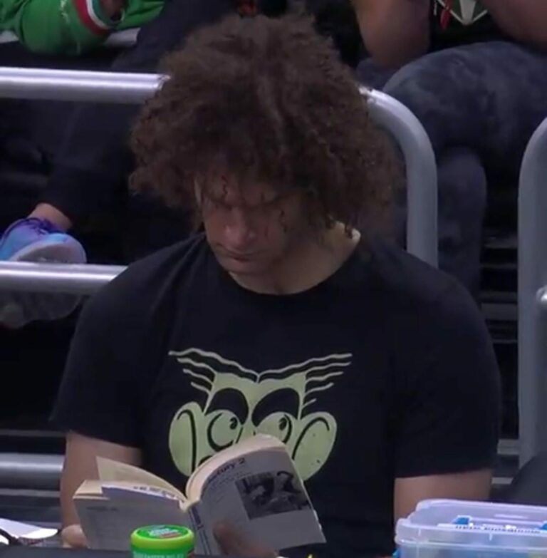 NBA, Robin Lopez viene scambiato dai Bucks e "vede" la partita leggendo un libro a bordo campo | VIDEO