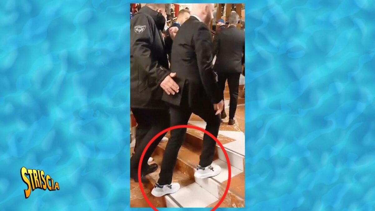 John Travolta e le Upower, il caso delle scarpe a Sanremo 2024 continua: per Striscia vacilla dichiarazione Rai