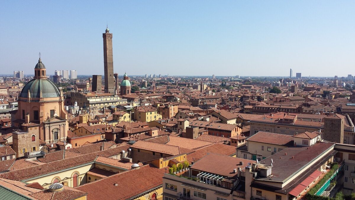 Bologna, violenze contro la ex compagna davanti ai figli minori: il movente è la gelosia