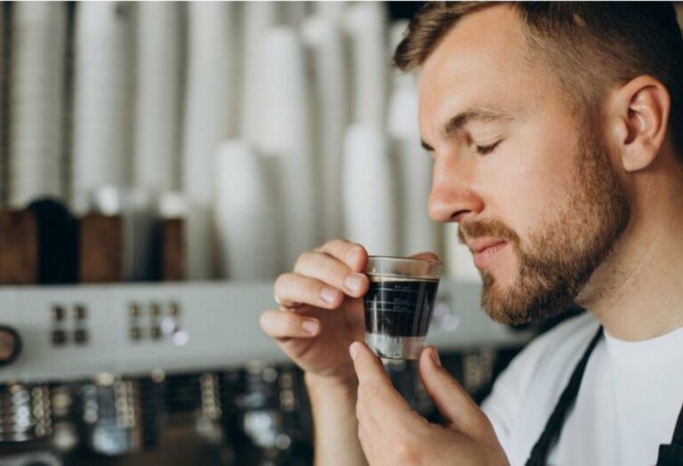 Chi ha la pressione alta può bere il caffè? Come regolarsi e quante tazzine al giorno